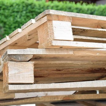 make a bed from a pallet